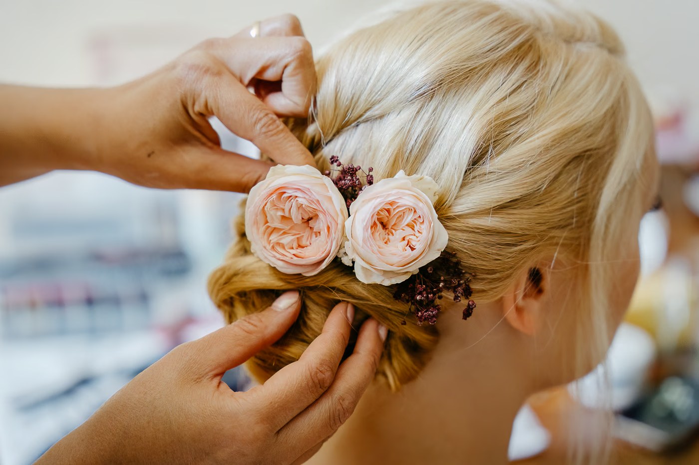 Getting Ready Hochzeit – zarte Rosen werden in die Brautfrisur gesteckt, romantischer Haarschmuck, Hochzeitsfotos Wolfsburg Kathrin Skorpel