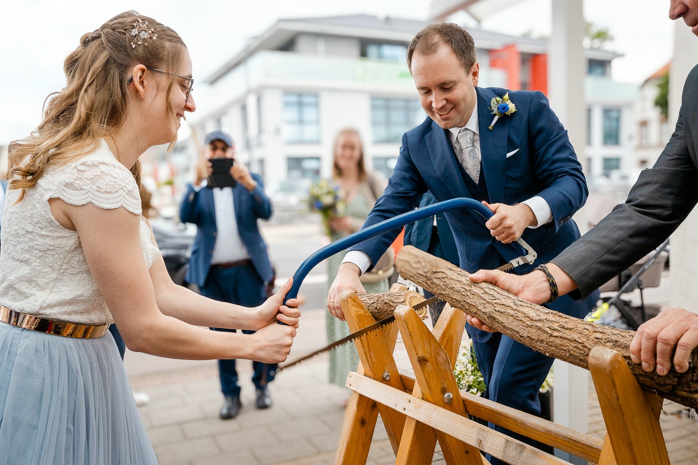 Hochzeitsfeier Braunschweig – Brautpaar feiert gemeinsam im Zum Starenkasten, herzliche Stimmung unter Gästen, Hochzeitsfotografie Braunschweig Kathrin Skorpel