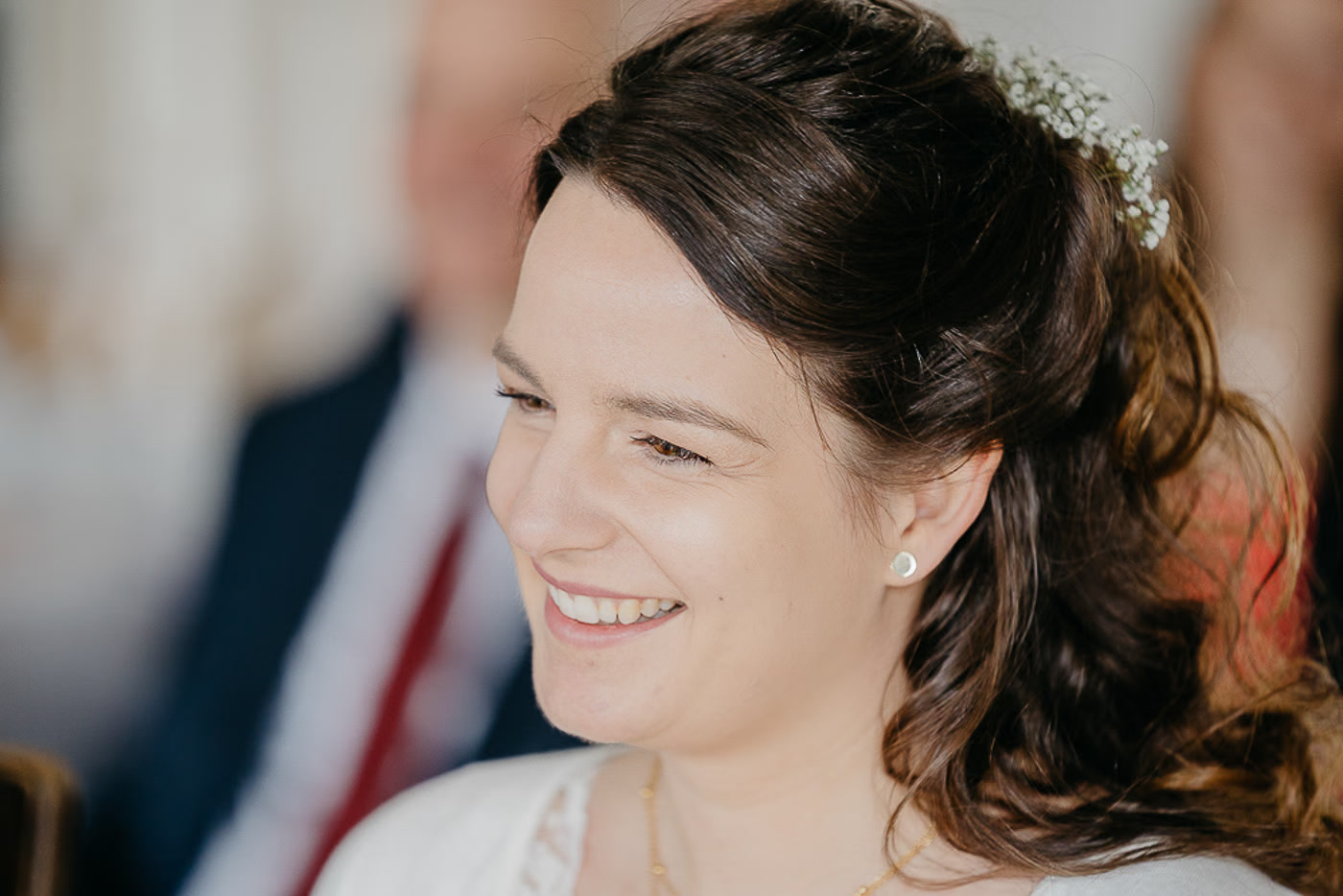 Standesamt Hochzeit Helmstedt – Nahaufnahme strahlend lachende Braut mit Schleierkraut in der Hochsteckfrisur, pure Emotionen während der standesamtlichen Trauung, Hochzeitsfotografie Helmstedt Kathrin Skorpel