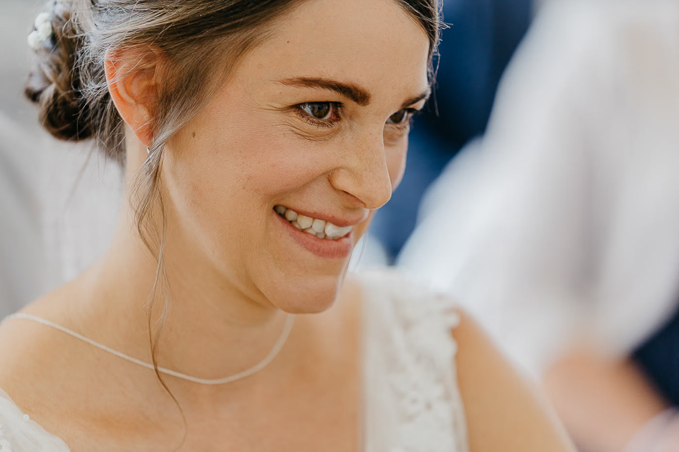 Standesamt Hochzeit Braunschweig – Nahaufnahme lächelnde Braut mit Hochsteckfrisur und weißen Blüten, warme Lichtstimmung, echter Freudemoment beim Ja-Wort, Hochzeitsfotografie Braunschweig Kathrin Skorpel