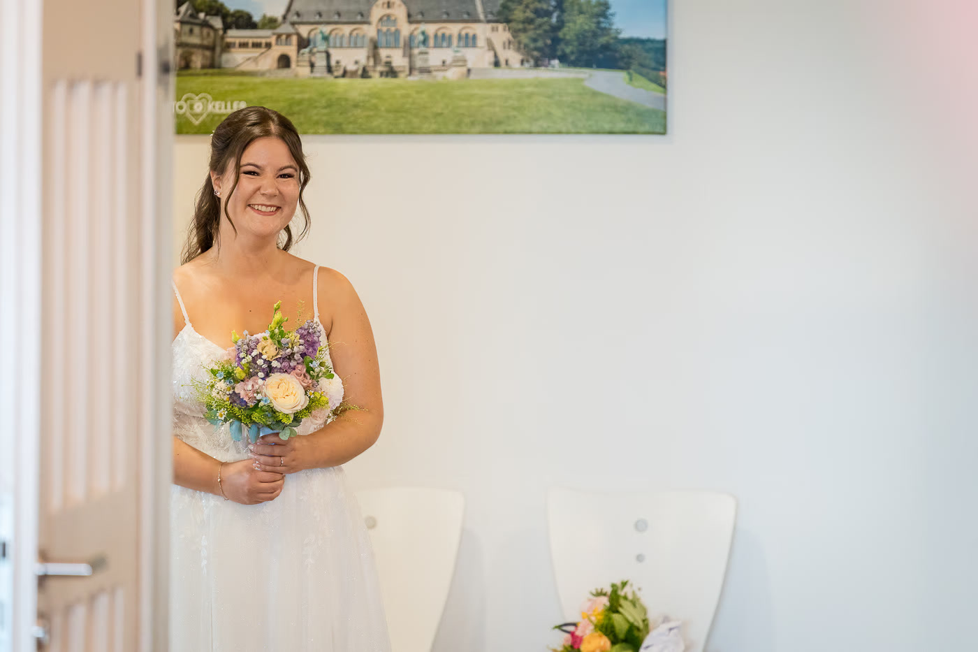 Standesamt Hochzeit Helmstedt – Braut lächelt im Trauzimmer mit buntem Frühlingsstrauß in der Hand, freudige Aufregung vor dem Ja-Wort, Standesamtliche Trauung Helmstedt Kathrin Skorpel