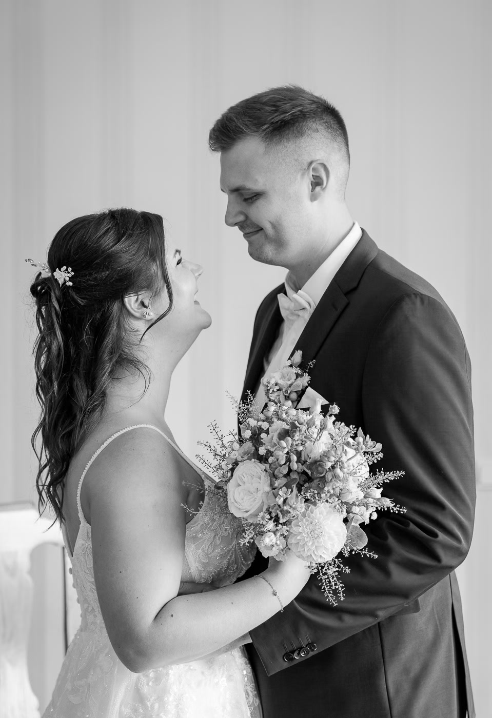 Standesamt Hochzeit Gifhorn – Schwarz-Weiß Aufnahme Brautpaar schaut sich tief in die Augen, Braut von hinten mit lockerer Hochsteckfrisur, emotionaler Moment beim standesamtlichen Ja-Wort, Hochzeitsfotos Gifhorn Kathrin Skorpel